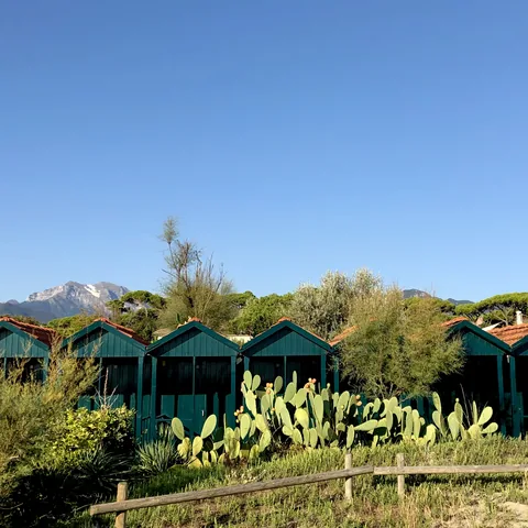 La fila delle cabine con le Alpi Apuane sullo sfondo