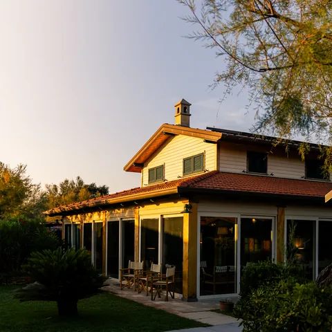 La casa del bagno e il giardino nella luce del tramonto