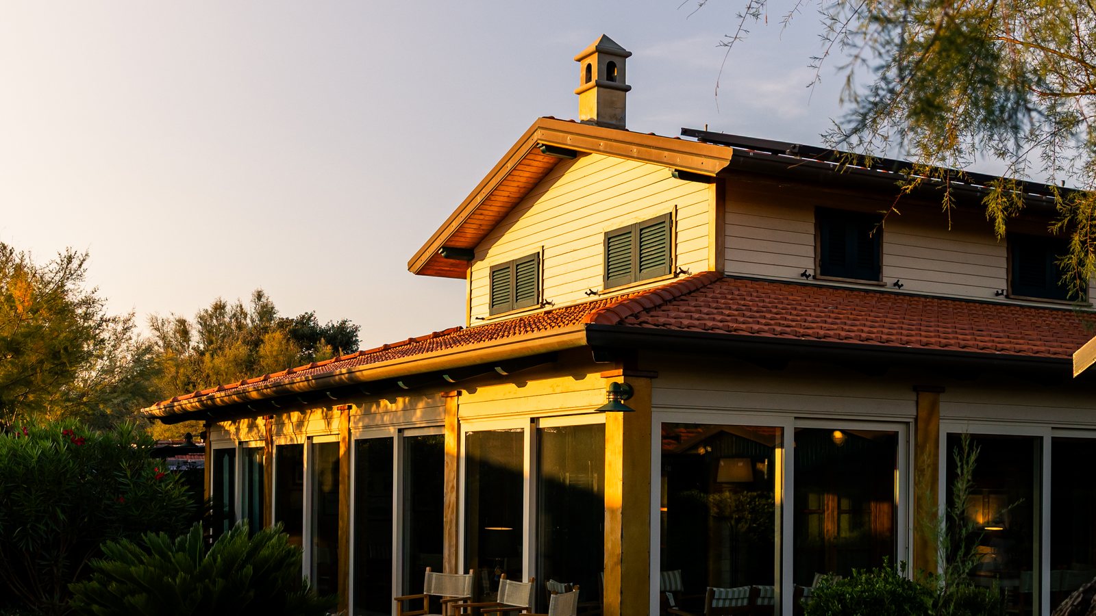 La casa del bagno con la veranda illuminata, all'ultima luce